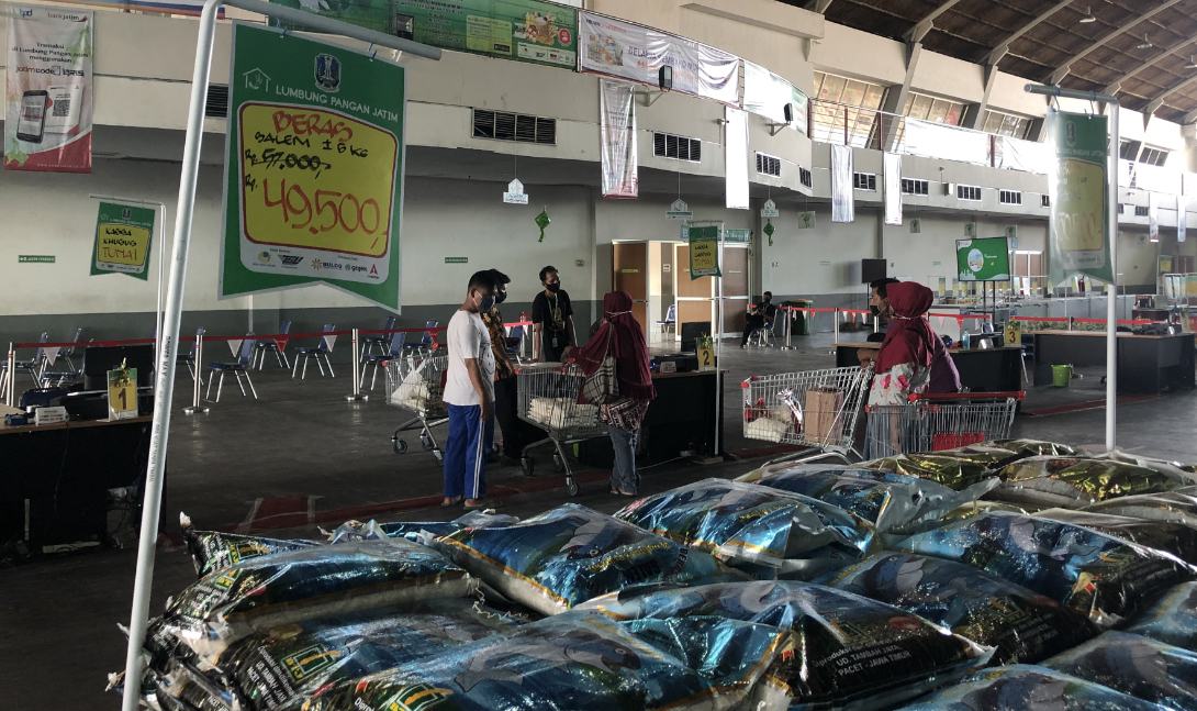 Pengunjung Lumbung Pangan Jatim, terlihat mengatre di kasir. (Foto: Andhi Dwi/Ngopibareng.id)