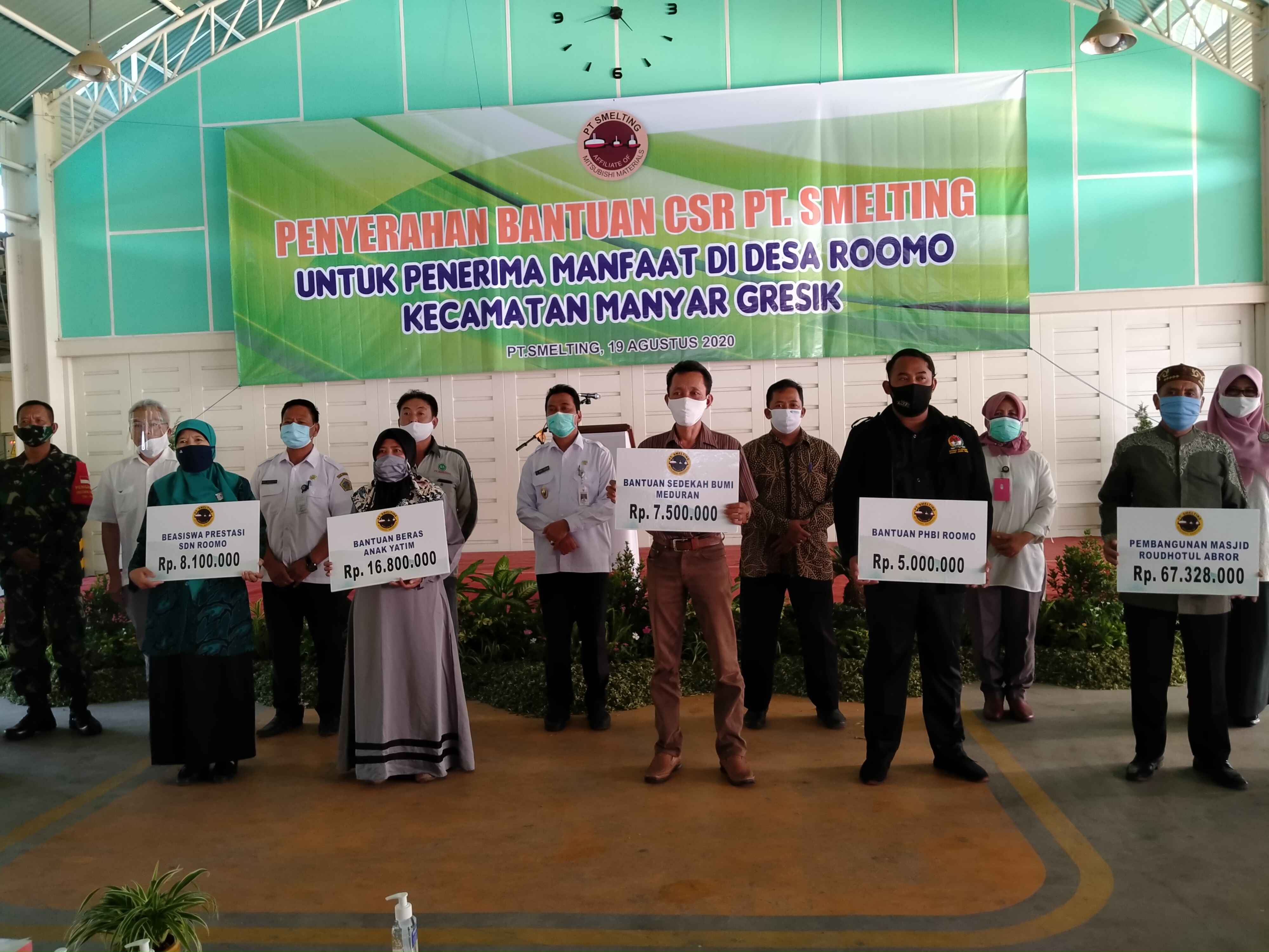 Penyerahan CSR PT Smelting kepada penerima. (Foto: Azharil Farich/ngopibareg.id)