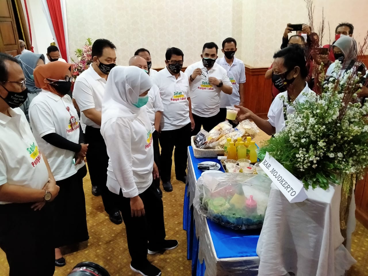 Gubernur Jawa Timur Khofifah Indar Parawansa meninjau stan UMKM di Gedung Negara Grahadi, Surabaya, Rabu 19 Agustus 2020. (Foto: Fariz Yarbo/Ngopibareng.id)