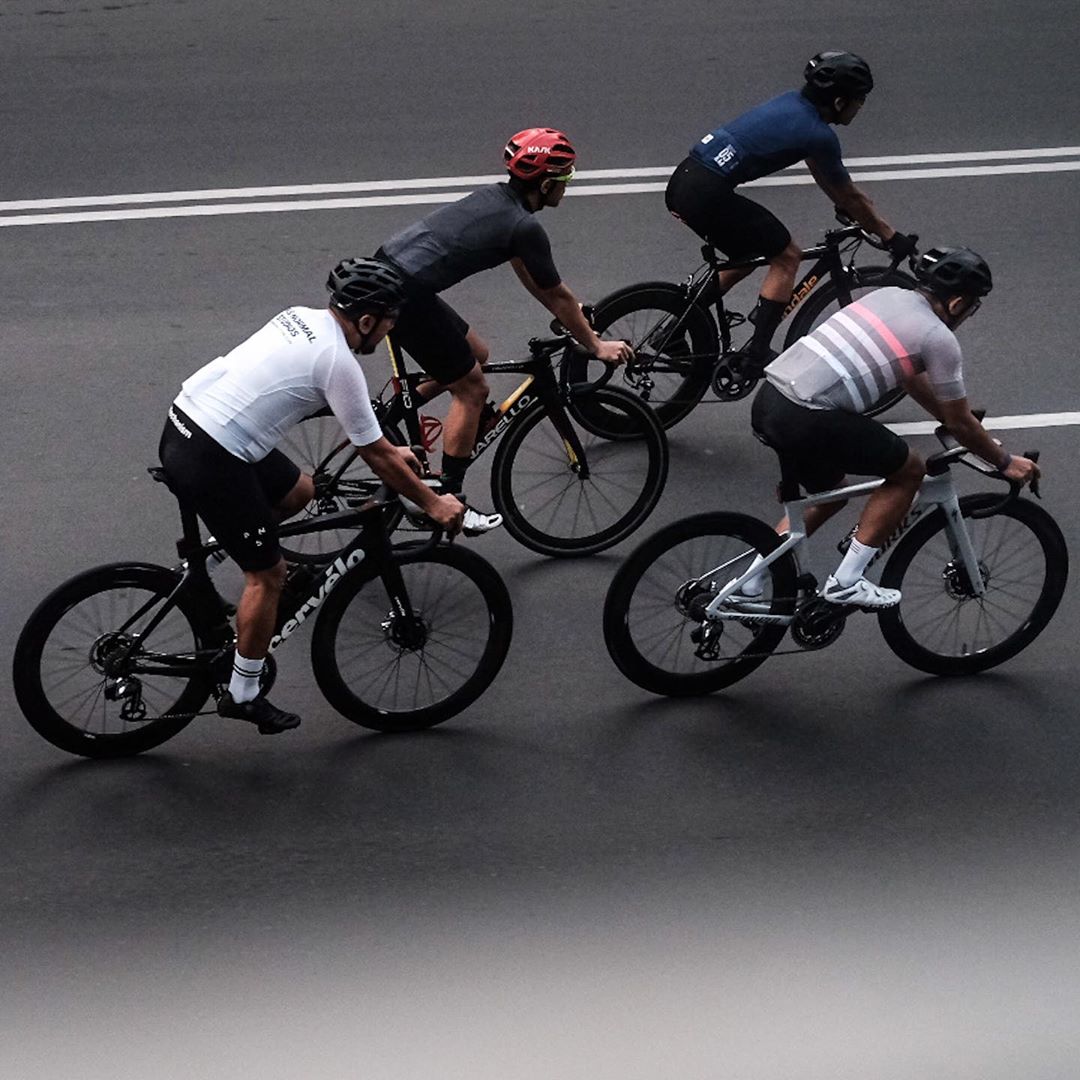 Jangan melakukan half wheel karena bisa mengakibatkan celaka jika cyclist di depan melakukan manuver tiba-tiba. (Foto: Wito Nugroho)