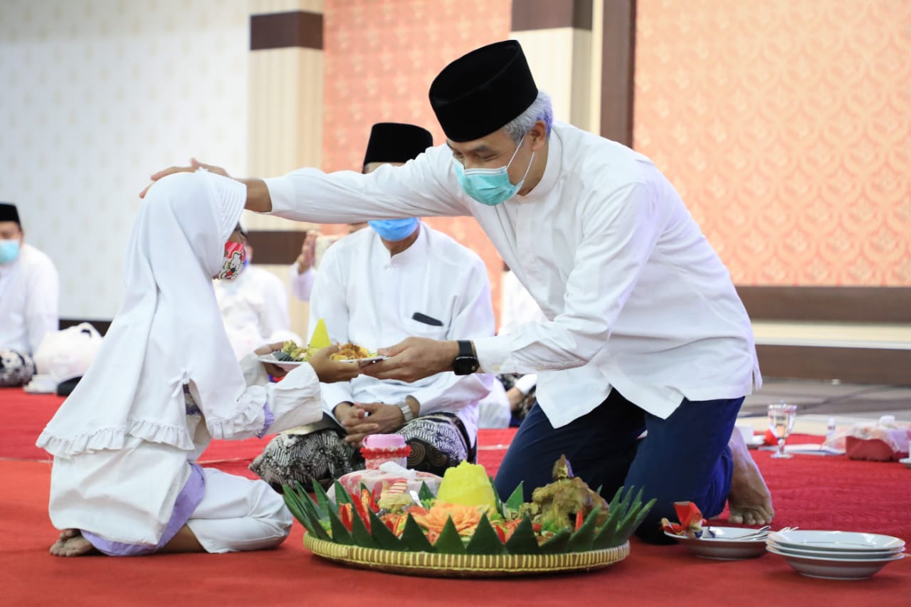 Ganjar Pranowo saat memberikan tumpeng peringatan 1 Muharam. (Foto: Ist/Ngopibareng.id)