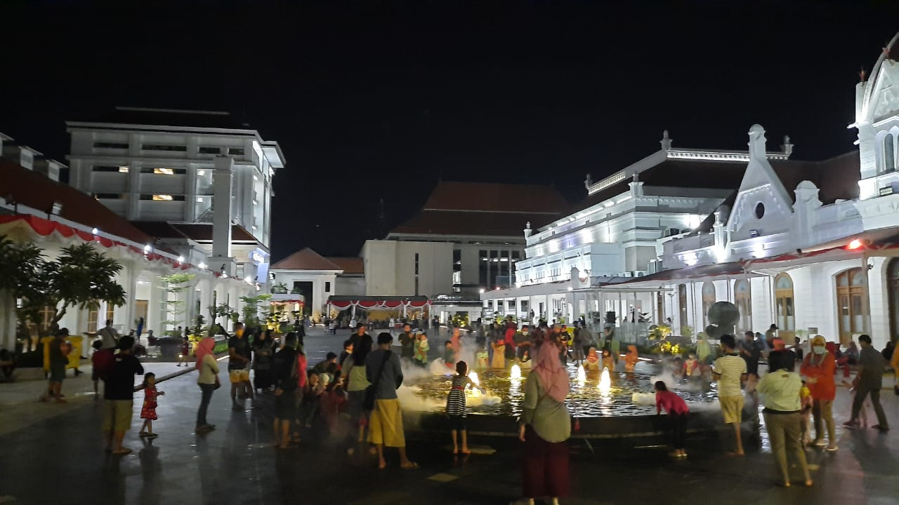 Dari Jalan Pemuda tampak begitu tampak kerumunan warga yang menyaksikan hiburan di Plaza Alun-alun Surabaya, semalam Rabu, 19 Desember 2020.. (Foto: Alief Sambogo/Ngopibareng.id)