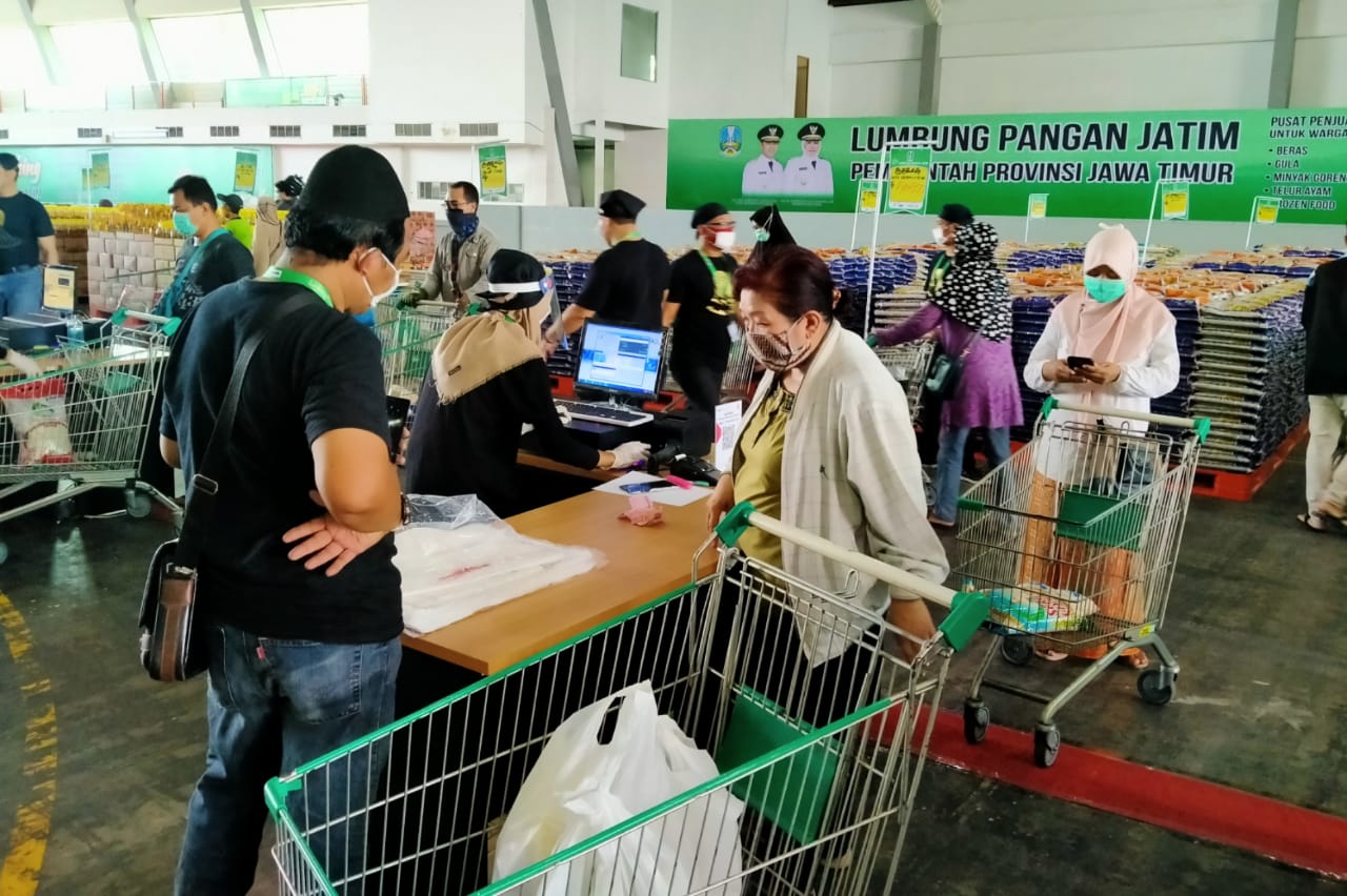 Masyarakat saat berbelanja di Lumbung Pangan Jatim beberapa waktu lalu. (Foto: Fariz Yarbo/Ngopibareng.id)