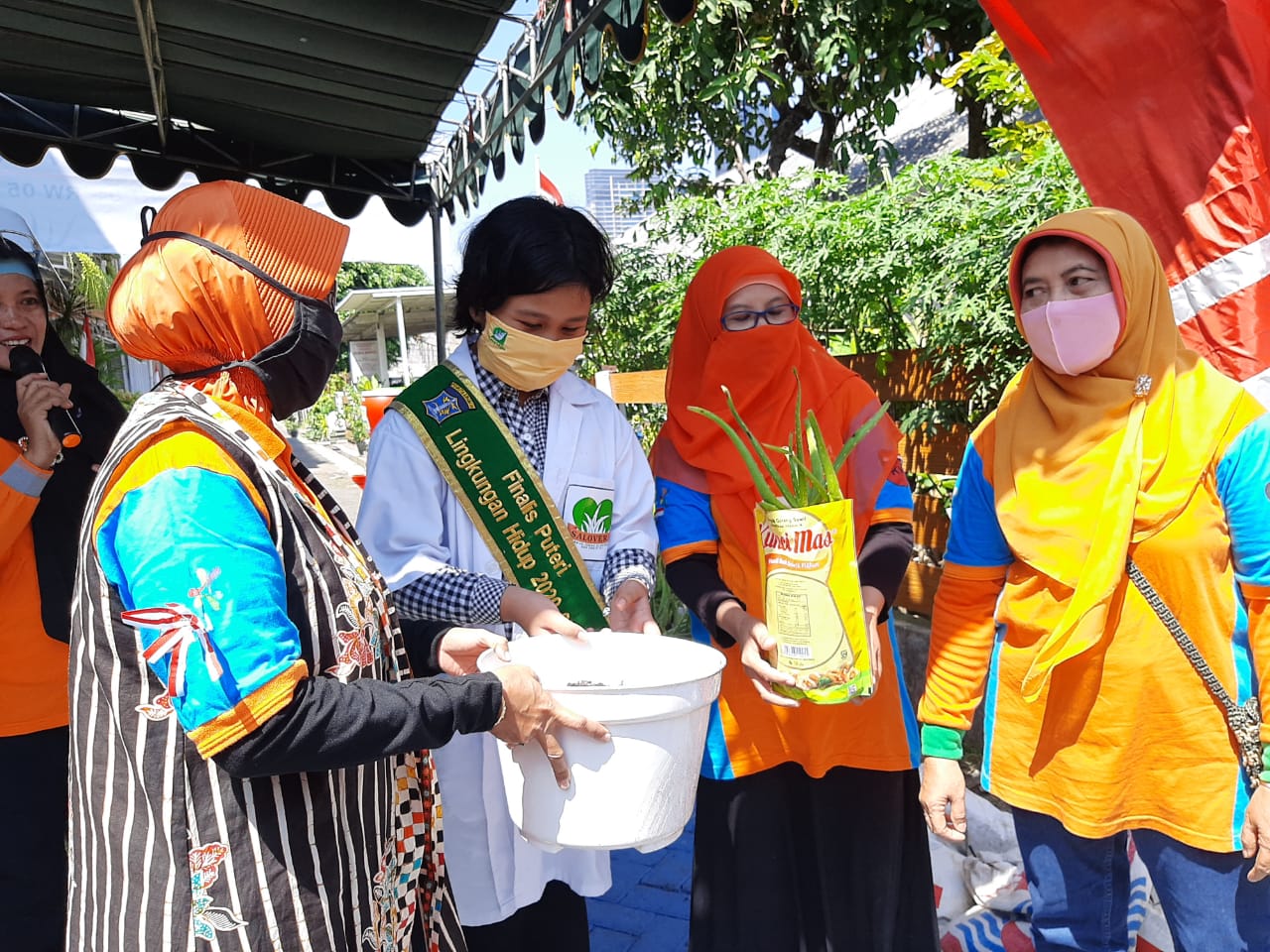 Sarlita Zahra saat meresmikan Kampung Aloevera (lidah buaya) bersama warga. (Foto: Istimewa)