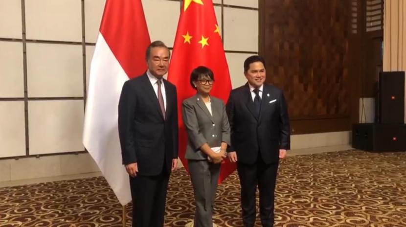 Menteri Luar Negeri Retno Marsudi dan Menteri BUMN Erick Thohir melakukan pertemuan bilateral dengan Menteri Luar Negeri Cina, Wang Yi di Sanya, China, Kamis 20 Agustus 2020 waktu setempat. (Foto: kemlu)