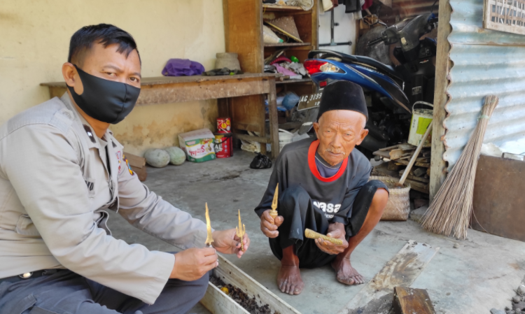 Mbah Jasikin saat mencuci benda bertuah di Bulan Suro ini. (Foto: Fendhy Plesmana/Ngopibareng.id)