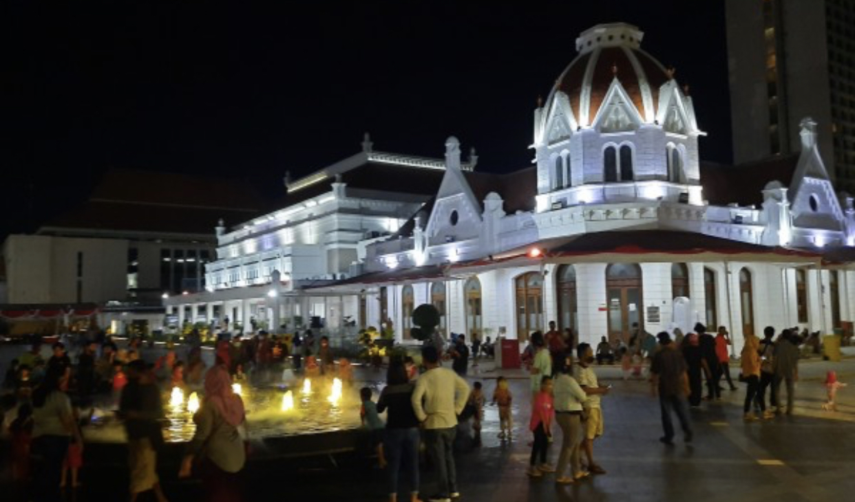 Suasana Plaza Balai Pemuda yang dipadati warga. (Foto: Alief Sambogo/Ngopibareng.id)