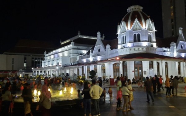 Suasana Plaza Balai Pemuda yang dipadati warga. (Foto: Alief Sambogo/Ngopibareng.id)