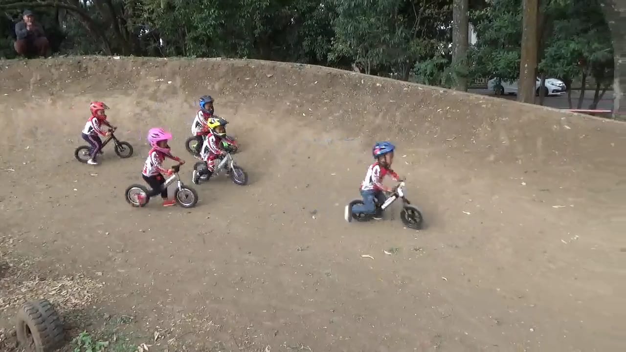 Anak-anak saat berlatih mengendarai sepeda tanpa pedal. (Foto: Lalu Theo/Ngopibareng.id)