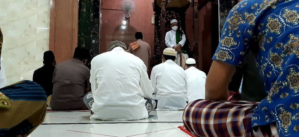 Salat Jumat di Masjid Kemayoran, Surabaya, tetap menjaga jarak. (Foto: maruf khozin)