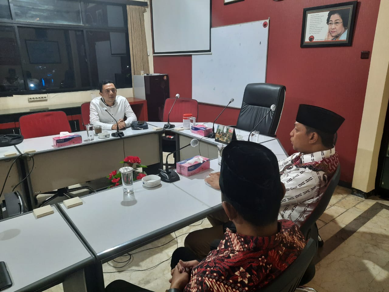 Zahrul Azhar As'ad atau Gus Hans ketika di DPD PDI Perjuangan. (Foto: Alief Sambogo/Ngopibareng.id)