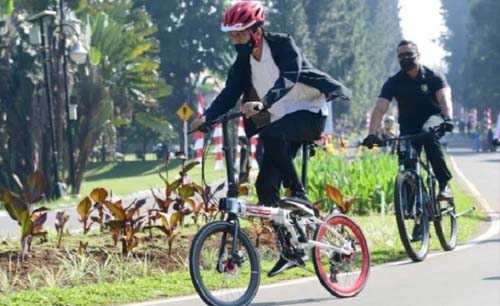 Presiden Jokowi nggowes di lingkungan Kebun Raya Bogor. (Foto:BiroPers)