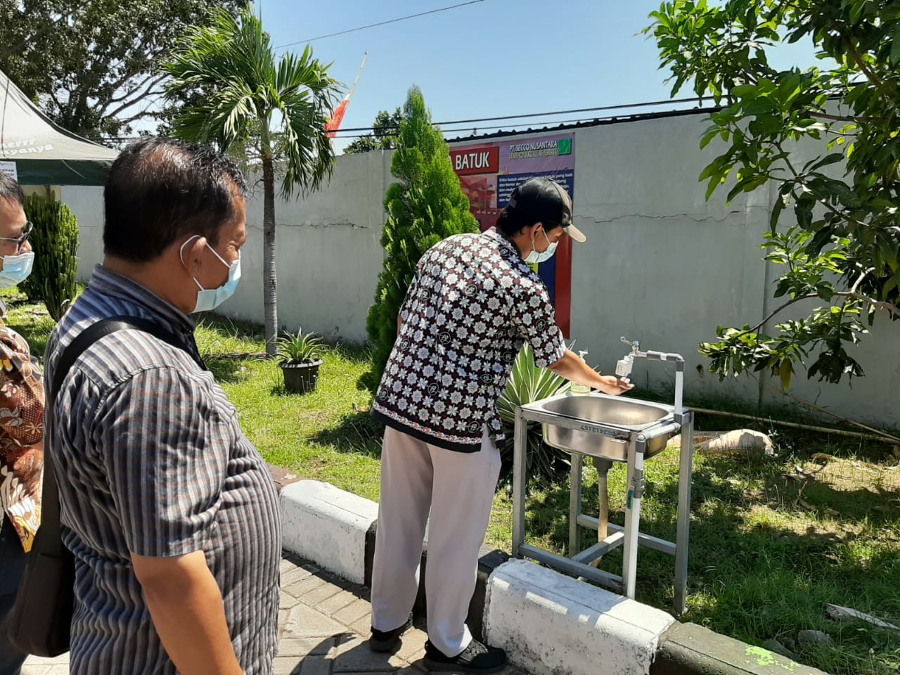 Kepala Seksi PGA dan Keuangan PT Secco Nusantara, Ahmad Nur Susilo menunjukkan wastafel di lingkungan pabriknya. (Foto: Istimewa)