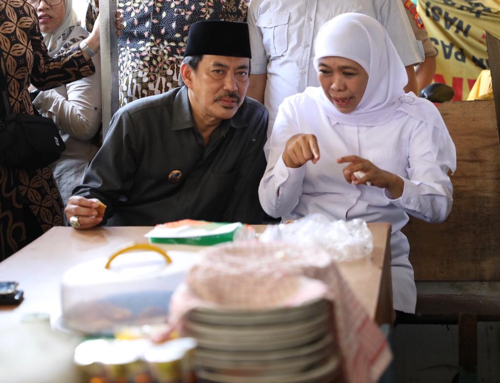 Gubernur Jatim, Khofifah Indar Parawansa ketika berdiskusi dengan almarhum Plt Bupati Sidoarjo, Nur Ahmad Syaifuddin, semasa hidup. (Foto: Fariz Yarbo/Ngopibareng.id)