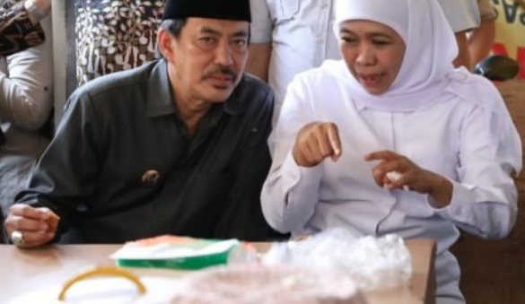 Cak Nur (kiri) saat berdiskusi dengan Gubernur Jawa Timur, Khofifah Indar Parawansa (Foto: Fariz YArbo/Ngopibareng.id)