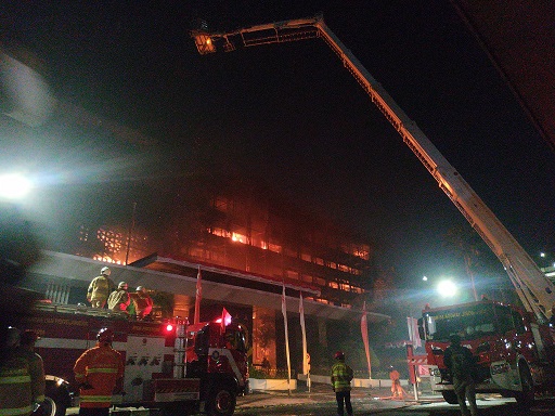 Gedung Kejaksaan Agung RI di Jalan Sultan Hasanudin Dalam No. 1 Kelurahan Keramat Pela, Kecamatan Kebayoran Baru, Jakarta Selatan, terbakar Sabtu 22 Agustus 2020. (Foto: Twitter @humasjakfire)