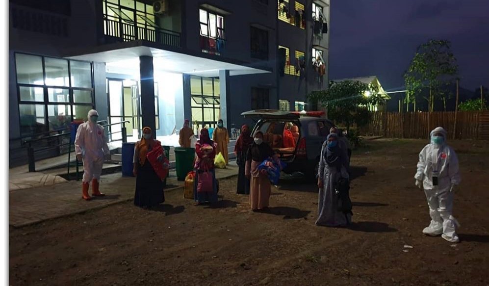 Suasana saat enam santri yang sempat dirawat di RSUD Genteng tiba di Pondok Pesantren Darussalam, Blokagung. (Foto: istimewa)