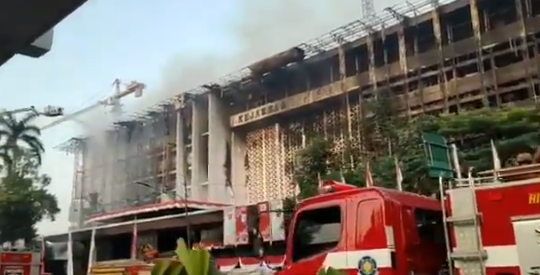 Gedung Kejaksaan Agung Republik Indonesia, Jalan Sultan Hasanudin Dalam No. 1 Kelurahan Keramat Pela, Kecamatan Kebayoran Baru, Jakarta Selatan, usai terbakar 11 jam, sejak Sabtu 22 Agustus 2020 hingga Minggu dini hari. (Foto: Twitter @humasjakfire)