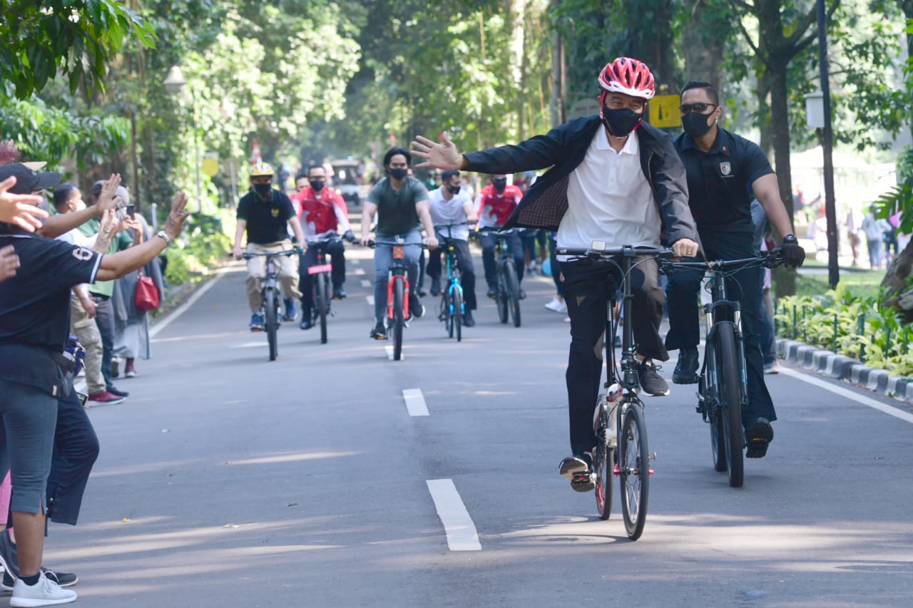 Presiden Joko Widodo (Jokowi) gowes sepeda sekaligus menyerukan disiplin pelaksanaan protokol kesehatan terkait Covid-19. (Foto: Setpres)