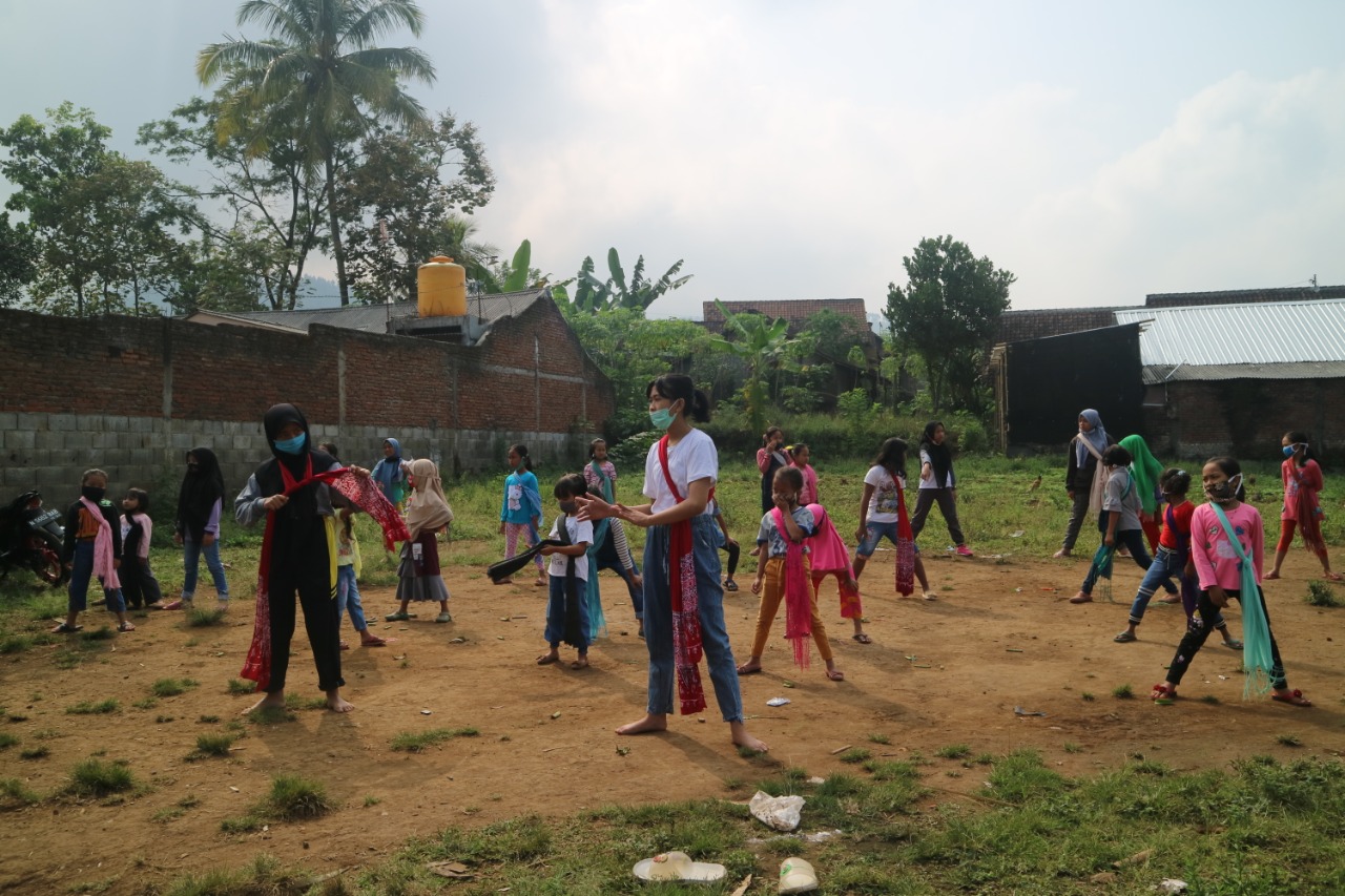 Puluhan anak-anak di Gubuk Baca Lereng Busu bersiap berlatih menari (Foto: Lalu Theo/Ngopibareng.id)