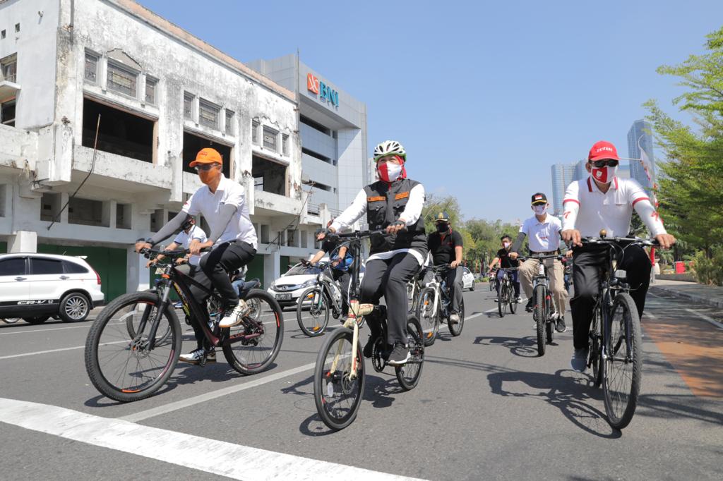 Gubernur Jatim, Khofifah Indar Parawansa, ketika mengikuti Gowes Optimis. 