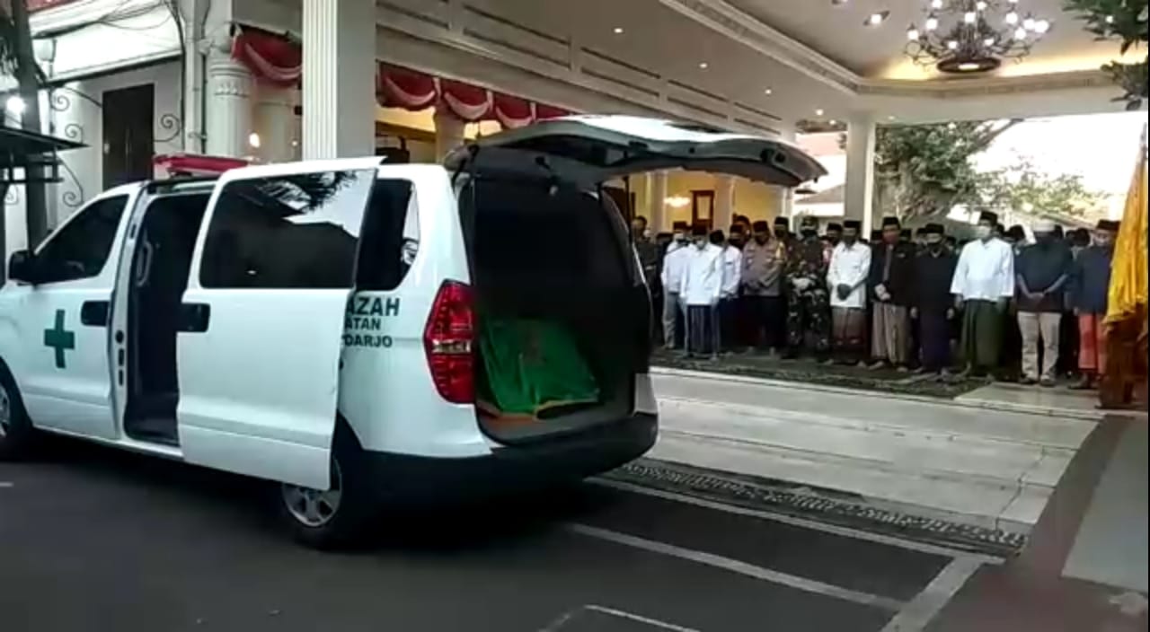 Warga melakukan salat jenazah di depan jasad Plt Bupati Sidoarjo, Nur Ahmad Syaifudin di Pendopo Sidoarjo, Sabtu 22 Agustus 2020. (Foto: Dokumentasi Ngopibareng.id)