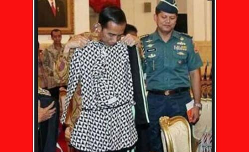 Foto Jokowimengukur baju, yang dikatakan baju karya Ivan Gunawan. (Foto:Istimewa)