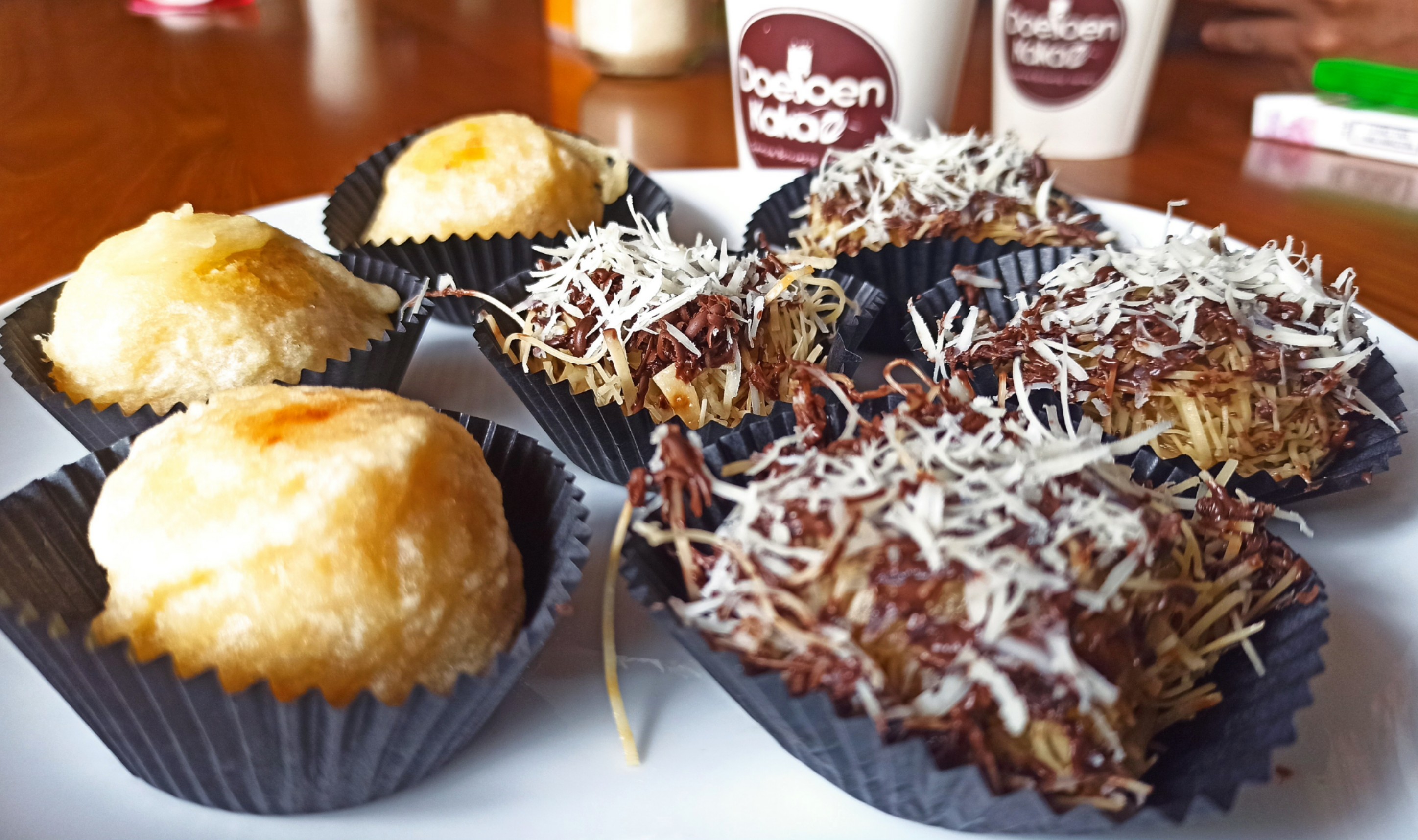 Menu Pisang Rambutan dan Rondo Royal berbahan cokelat menjadi salah satu menu kesukaan pengunjung. (Foto: Muh Hujaini/Ngopibareng.id)