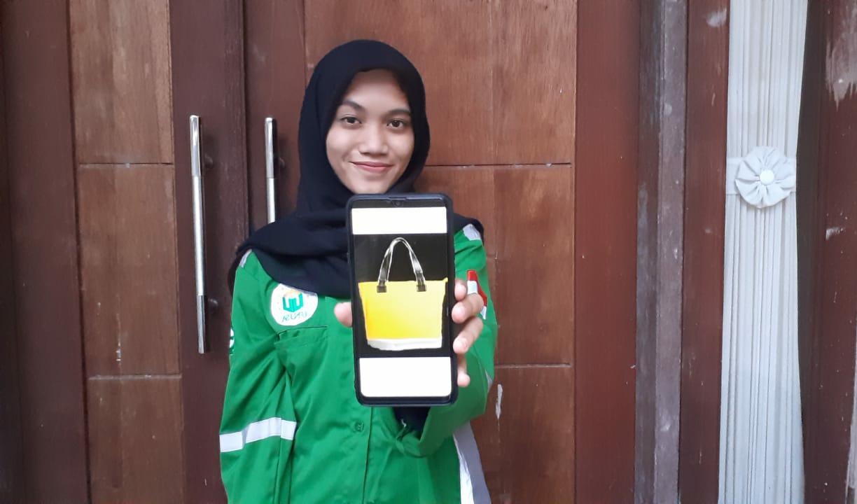 Nadhifa Setyo Ayu Mustikaning Hapsari saat menunjukan foto tas Sanko yang ia buat. (Foto:istimewa)