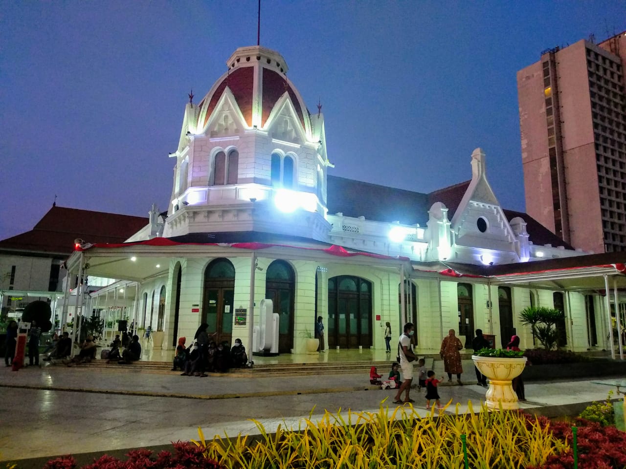 Keindahan Sore di Alun-alun Balai Pemuda Surabaya. Bangunan kokoh itu terlihat begitu memikat siapa saja yang melihatnya (Foto: M.RIzqi/Ngopibareng.id) 