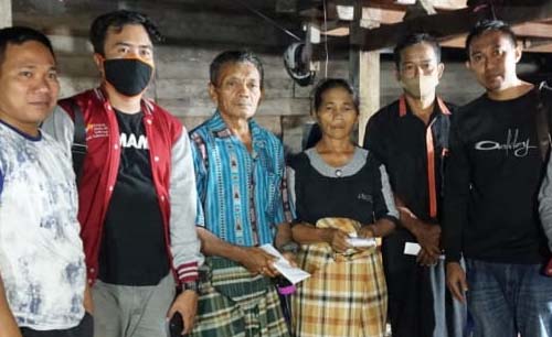 Kedua orang tua almarhum Demas Laira, Bongga dan  Rambang (ketiga dari kanan), saat menerima TPF yang dibentuk AMSI di kediamannya Desa Bambadaru, Kecamatan Tobada, Kabupaten Mamuju Tengah hari Minggu kemarin. (Foto:Istimewa)