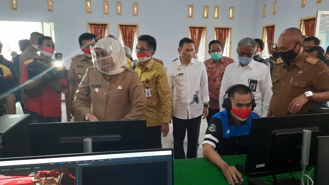 Gubernur Jawa Timur Khofifah Indar Parawansa saat sidak uji coba sekolah tatap muka di salah satu Sekolah Menengah Kejuruan Negeri (SMKN) Tanjung Anom Nganjuk, Jawa Timur. (Foto: Alief Sambogo/Ngopibareng.id)