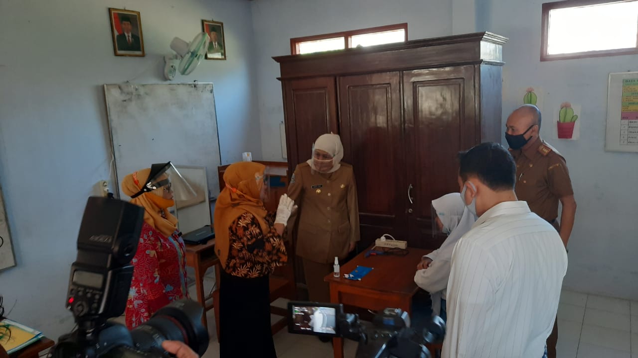 Gubernur Jawa Timur Khofifah Indar Parawansa saat kunjungan uji coba sekolah tatap muka di Kabupaten Nganjuk, Jawa Timur, Senin 24 Agustus 2020. (Foto: Alief Sambogo/Ngopibareng.id)