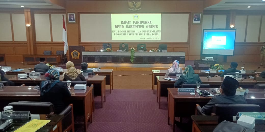 Suasana saat sidang paripurna PAW Ketua Dewan yang digelar di ruang rapat DPRD Gresik. (foto: Azharil Farich/ngopibareng.id)