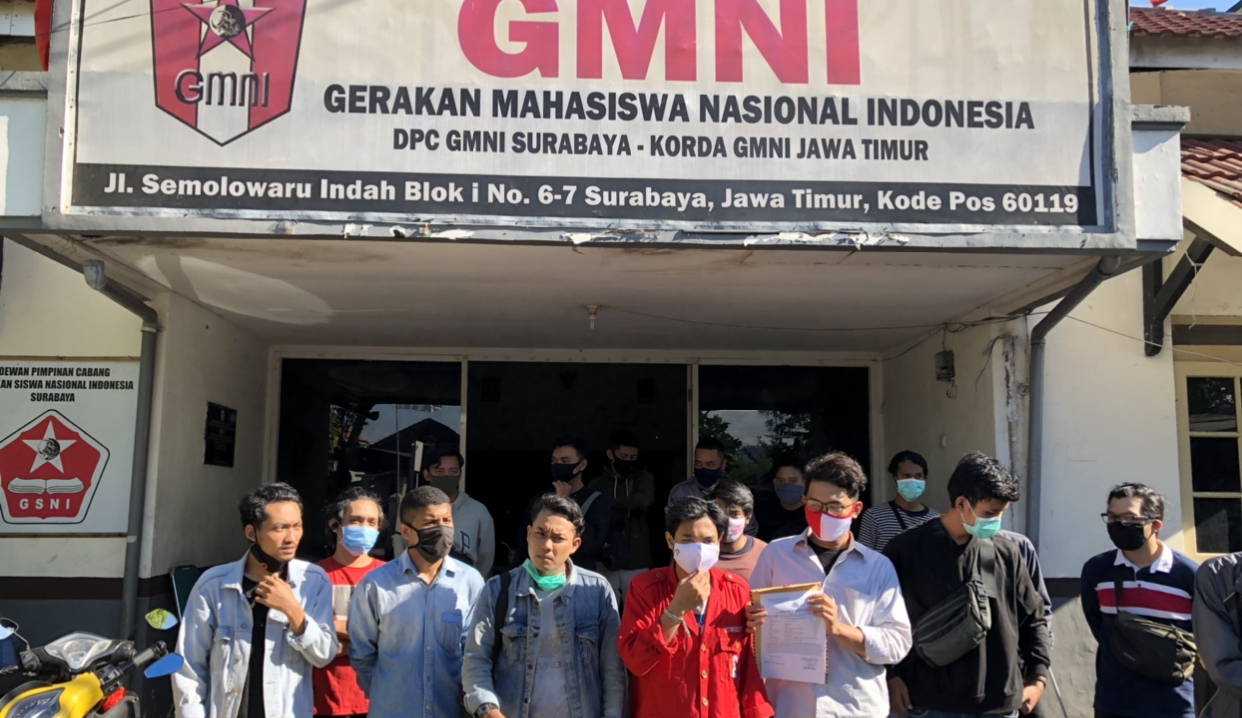 Kader GMNI Surabaya saat konferensi pers di depan Sekretariat Wisma Marinda (Foto: Andhi Dwi/Ngopibareng.id)