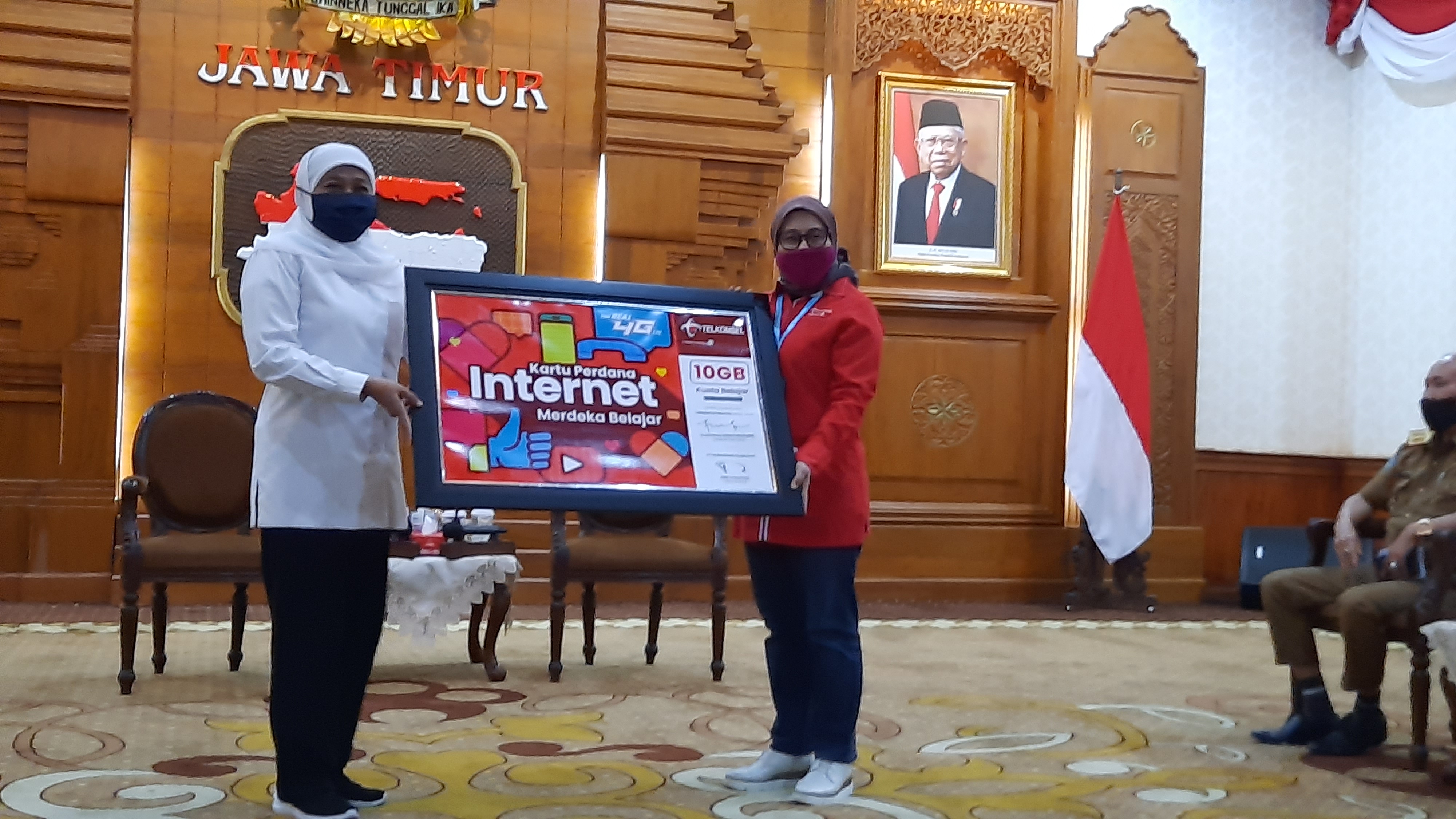 Gubernur Jawa Timur Khofifah Indar Parawansa ketika bertemu dengan PT Telkomsel. (Foto: Alief Sambogo/ngopibareng.id)