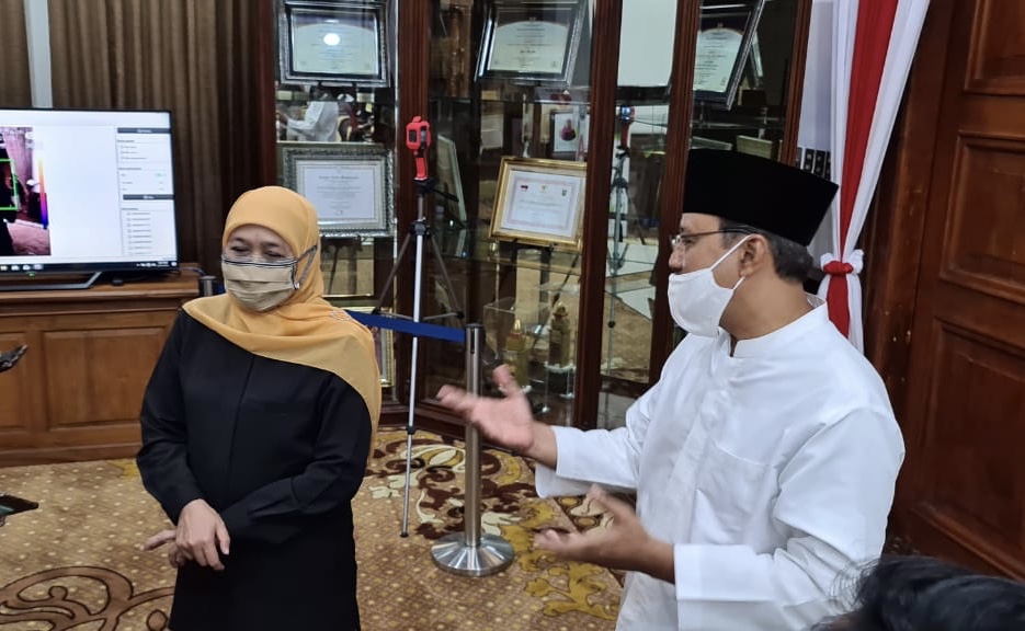 Khofifah Indar Parawansa dan Saifullah Yusuf ketik bertemu di Grahadi. (Foto: Ngopibareng.id)