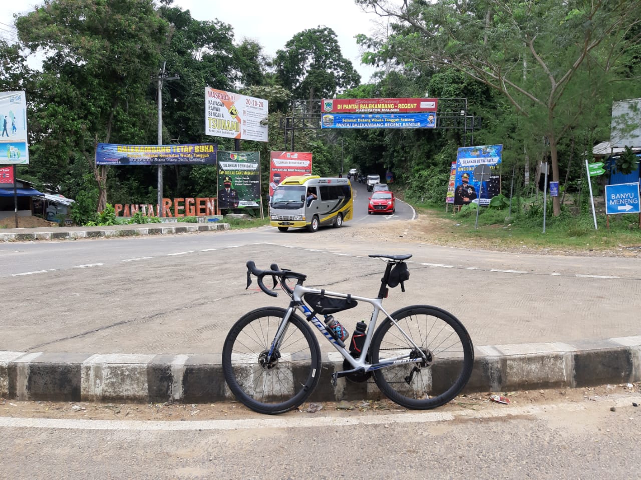 Sepeda Giant TCR Adv Pro-D blue-silver milik Jakop Iskandar nampang di Pantai Regent, Balekambang, Malang Jawa Timur. (Foto: Jakop Iskandar)