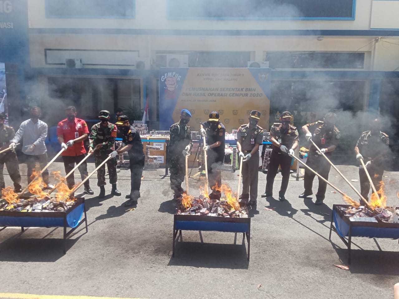 Pemusnahan jutaan batang rokok illegal di Kantor Pengawasan dan Pelayanan Bea dan Cukai Tipe Madya Cukai Malang (Foto: Lalu Theo/ngopibareng.id)