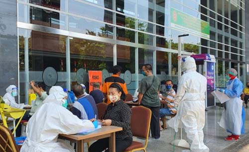 Suasana tes swab massal di di PN Jakarta Pusat, hari ini, Selasa. Antara) 