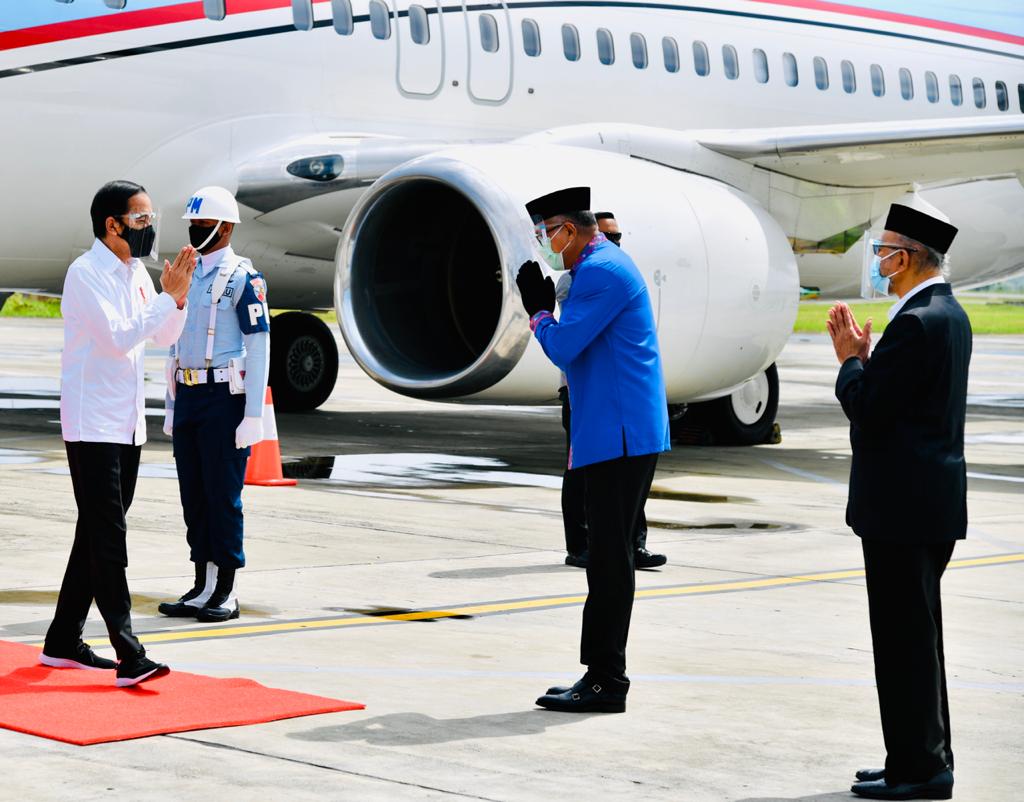 Presiden Joko Widodo tiba di Aceh untuk meresmikan ruas tol pertama serta bantuan modal kerja untuk UMKM. (Foto: Setpres)