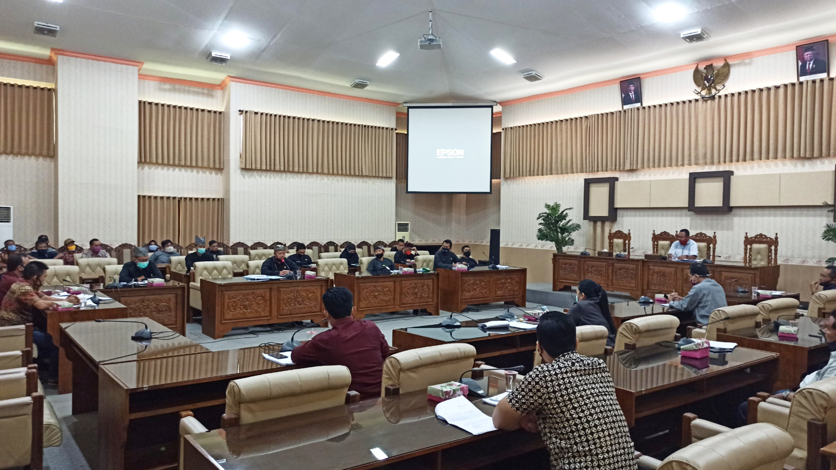 Rapat dengar pendapat Komisi I DPRD Banyuwangi dengan masyarakat Desa Karangsari, Kecamatan Sempu. (Foto: Muh. Hujaini/Ngopibareng.id)