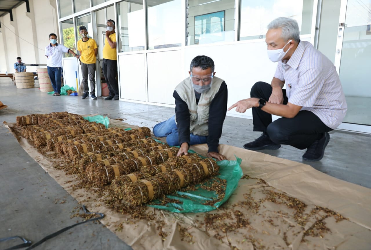 Ganjar Pranowo saat mengunjungi pabrik rokok. (Foto: Ist/Ngopibareng.id)