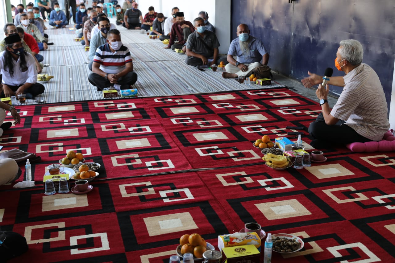 Ganjar Pranowo saat menemui petani tembakau. (Foto: Ist/Ngopibareng.id)