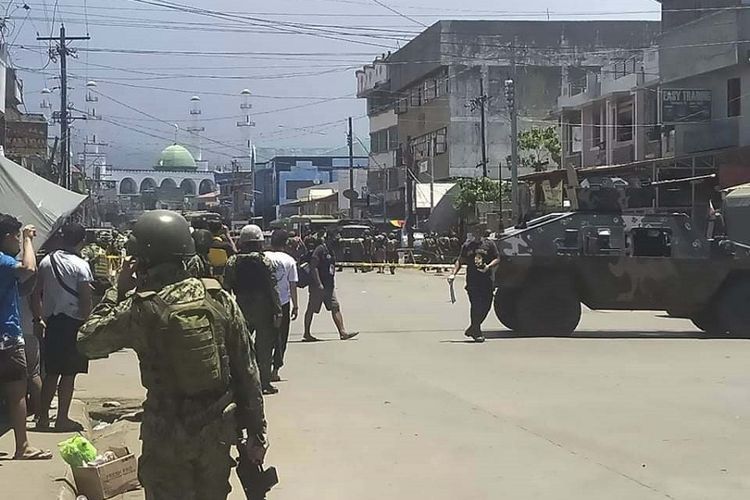 Tentara Filipina berjaga-jaga di Kota Jolo, Filipina Selatan. (EPA/Sonny Abbing Spio)