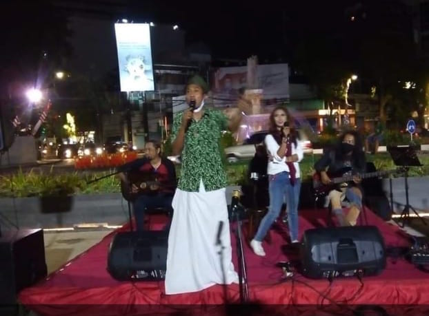 Cak Suro (baju hijau) saat menjadi pembawa acara di Alun-alun Balai Pemuda (Foto: Dok. Pribadi Cak Suro)