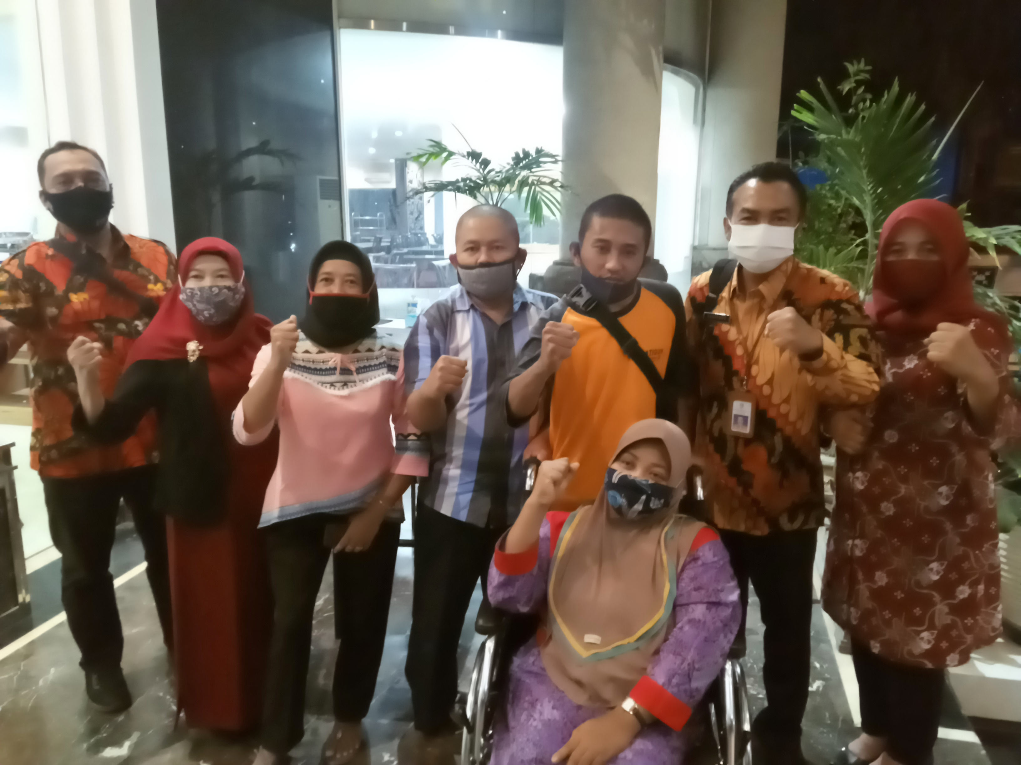 Ngatini (duduk di kursi roda) saat didampingi oleh suami dan pegawai dari Dinas Sosial Provinsi Jawa Timur (Foto: Lalu Theo/ngopibareng.id)