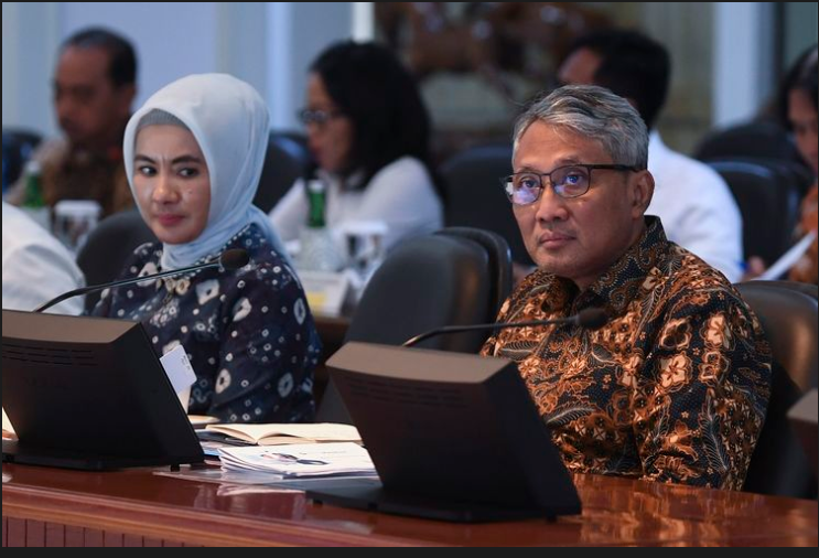  Dirut Pertamina Nicke Widyawati (kiri) dan Dirut Perusahaan Gas Negara Gigih Prakoso mengikuti rapat kabinet terbatas di Kantor Presiden, Jakarta, Senin 6 Januari 2020. Pada rapat kabinet terbatas tersebut presiden mengajukan tiga usulan dalam menuntaskan persoalan masalah gas untuk industri, salah satunya penghilangan jatah untuk pemerintah. (Foto: Wahyu Putro)