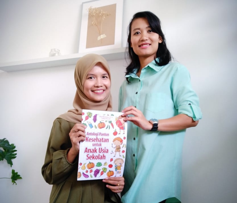 Rima dan Riris saat menunjukan buku pertama mereka. (Foto:istimewa)