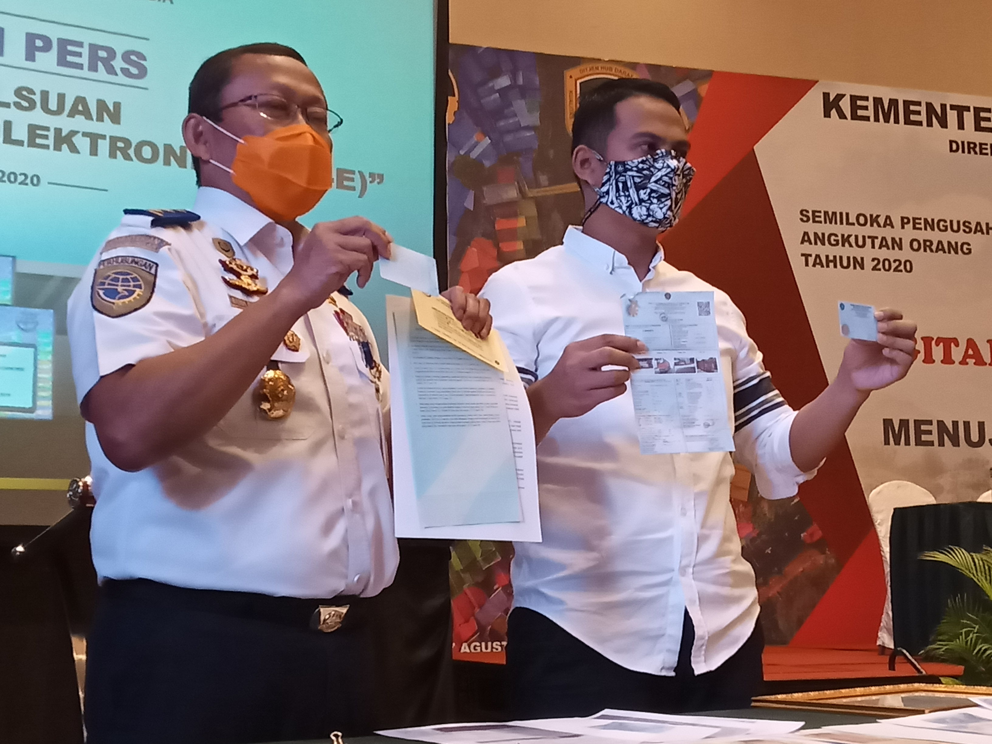 Dirjen Hubungan Darat Kemenhub RI, Budi Setyadi dan Kasatreskrim Polres Malang, AKP Tiksnarto Andaru Rahutomo saat menunjukkan dokumen BLU-E yang asli dan palsu (Foto: Lalu Theo/ngopibareng.id)